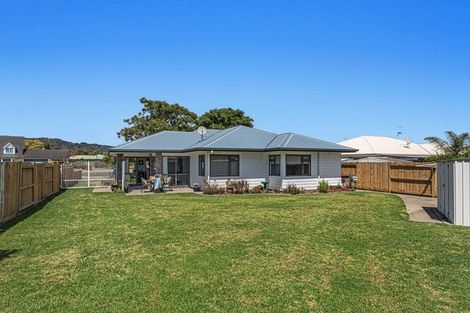 Photo of property in 21 Edgewater Grove, Whakatane, 3120