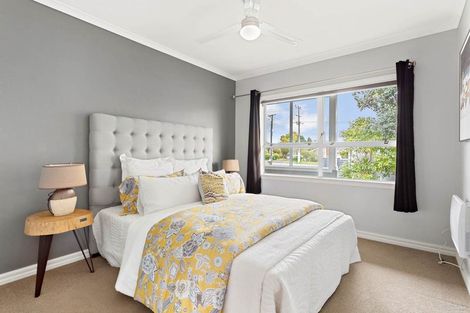Photo of property in 126 Chivalry Road, Glenfield, Auckland, 0629