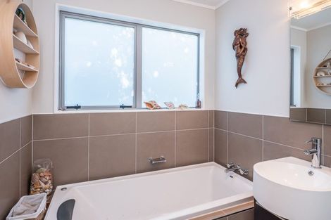 Photo of property in 6 Hicks Crescent, Waikanae Beach, Waikanae, 5036