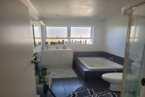 Photo of property in 15 Tiki Street, New Lynn, Auckland, 0600