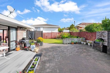 Photo of property in 2/4 Spring Grove, Henderson, Auckland, 0612