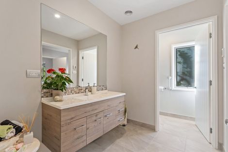 Photo of property in 21 Laguna Place, Matakatia, Whangaparaoa, 0930