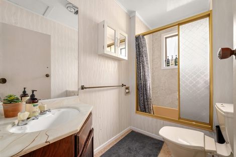 Photo of property in 10 Porter Avenue, Te Atatu South, Auckland, 0610