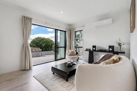 Photo of property in 562a Beach Road, Rothesay Bay, Auckland, 0630