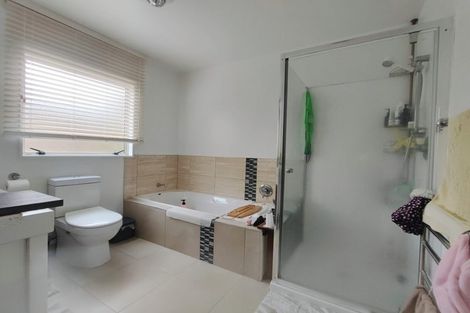 Photo of property in 3 Queen Natalie Place, Massey, Auckland, 0614