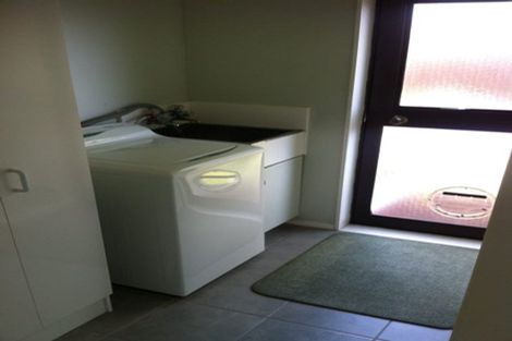 Photo of property in 2/138 Sunset Road, Unsworth Heights, Auckland, 0632