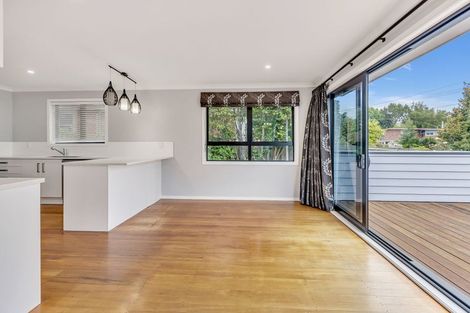 Photo of property in 2/16 Hillcrest Avenue, Hillcrest, Auckland, 0627