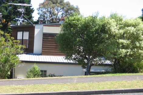 Photo of property in 2/2 Deverell Place, Northcross, Auckland, 0632