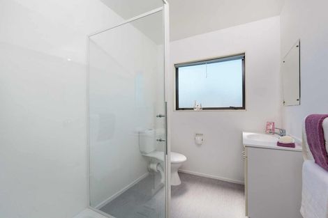 Photo of property in 9/44 Fields Parade, Oteha, Auckland, 0632