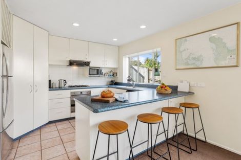 Photo of property in 18 Tyrico Close, Unsworth Heights, Auckland, 0632