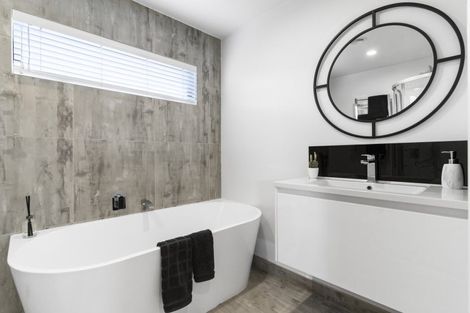 Photo of property in 2/9 Lancaster Road, Beach Haven, Auckland, 0626