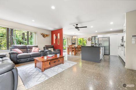 Photo of property in 2 Lowry Heights, Stokes Valley, Lower Hutt, 5019