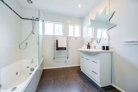 Photo of property in 2/28 Noeleen Street, Glenfield, Auckland, 0629