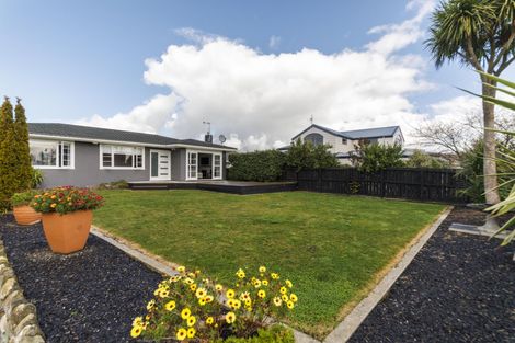 Photo of property in 10 Saint Albans Avenue, Hokowhitu, Palmerston North, 4410