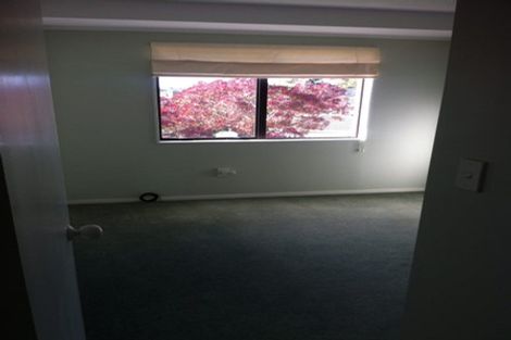 Photo of property in 2/138 Sunset Road, Unsworth Heights, Auckland, 0632