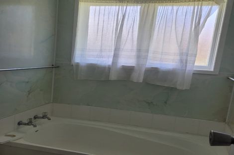 Photo of property in 15 Craigbank Avenue, New Lynn, Auckland, 0600