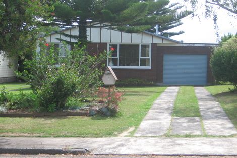 Photo of property in 8 Deuxberry Avenue, Northcote, Auckland, 0627