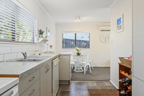 Photo of property in 3/39 Fairmount Road, Titirangi, Auckland, 0604