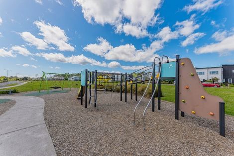 Photo of property in 4 Lumbarda Drive, Kumeu, 0810