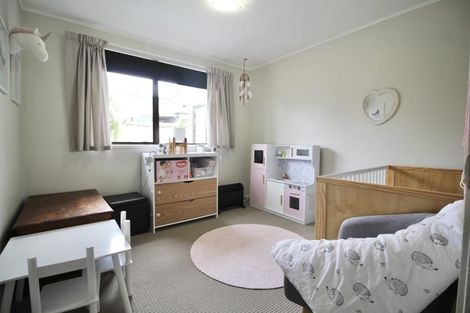 Photo of property in 8 Louise Place, West Harbour, Auckland, 0618