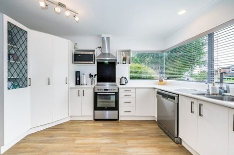 Photo of property in 32 Guildford Drive, Paraparaumu, 5032