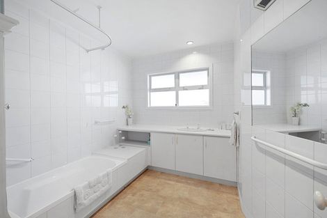 Photo of property in 14 Del Mar Place, Merrilands, New Plymouth, 4312