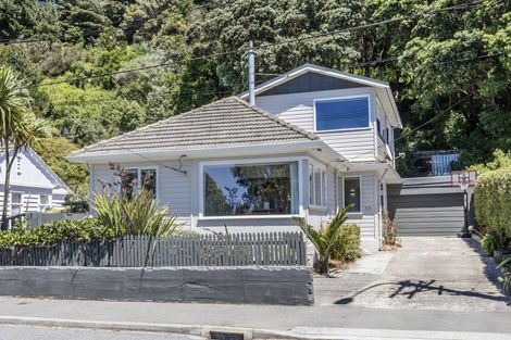 Photo of property in 318 Queens Drive, Lyall Bay, Wellington, 6022