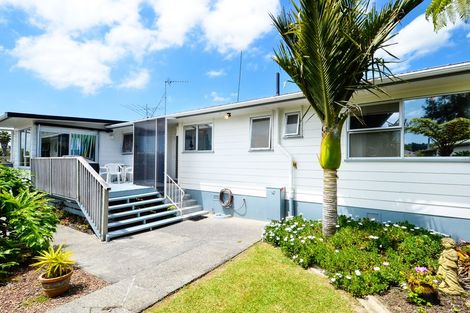 Photo of property in 52 Felgrove Street, Glendene, Auckland, 0602