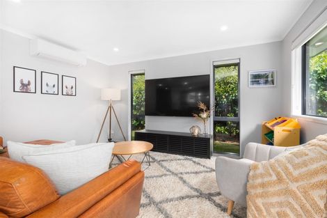 Photo of property in 31 Mooring Close, Whitby, Porirua, 5024