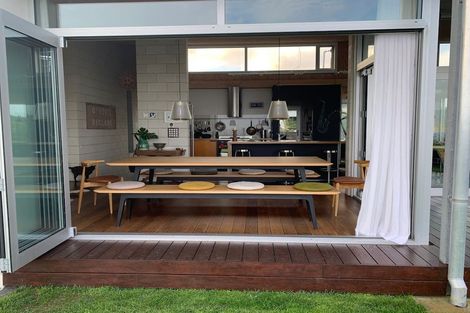 Photo of property in 15 Hungerford Road, Lyall Bay, Wellington, 6022