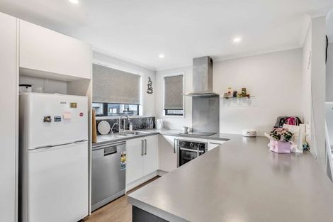 Photo of property in 27 Discovery Place, Marfell, New Plymouth, 4310