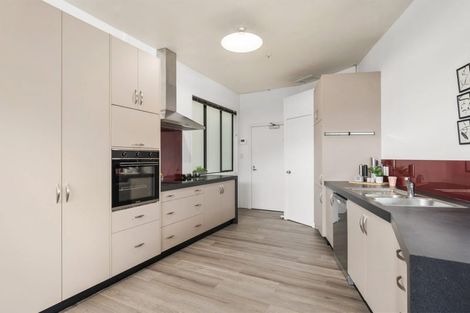 Photo of property in Endeavour Apartments, 18/125u Thorndon Quay, Pipitea, Wellington, 6011