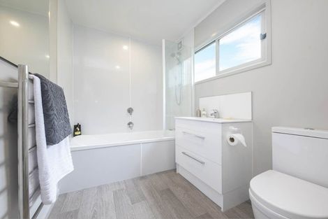 Photo of property in 35 Kemp Road, Massey, Auckland, 0614