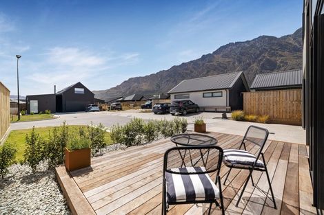 Photo of property in 4 Shallow Close, Jacks Point, 9371