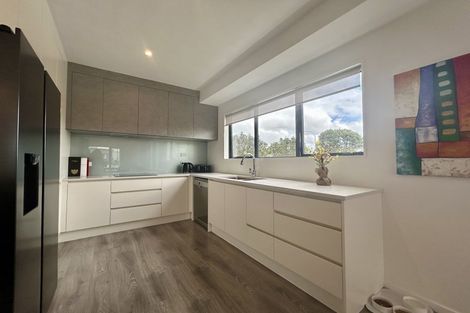 Photo of property in 2/13 Oteha Valley Road, Northcross, Auckland, 0632