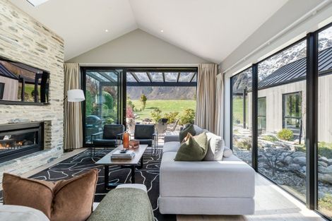 Photo of property in 33 Hackett Road, Jacks Point, Queenstown, 9371