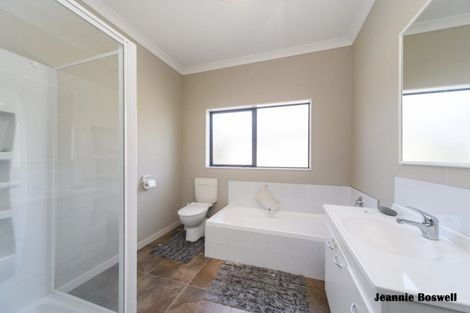 Photo of property in 6 Pegasus Place, Kelvin Grove, Palmerston North, 4414