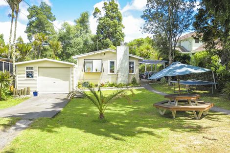 Photo of property in 25 Hollywood Avenue, Titirangi, Auckland, 0604