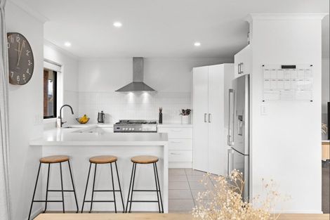 Photo of property in 31 Chestnut Close, Kelvin Grove, Palmerston North, 4414