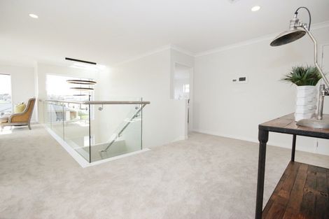 Photo of property in 16 Skulander Crescent, Orewa, 0931