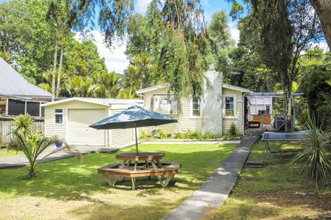 Photo of property in 25 Hollywood Avenue, Titirangi, Auckland, 0604