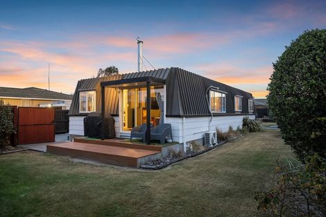 Photo of property in 5 Queenspark Drive, Parklands, Christchurch, 8083
