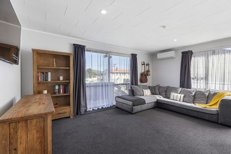 Photo of property in 32 Owhiti Street, Titahi Bay, Porirua, 5022