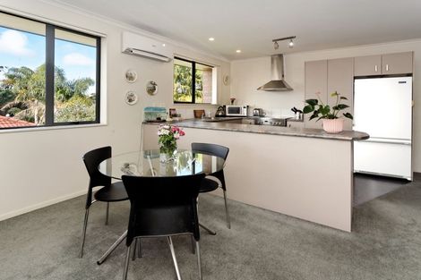 Photo of property in 2 Plumstead Rise, Glen Eden, Auckland, 0602