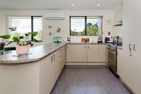 Photo of property in 2 Plumstead Rise, Glen Eden, Auckland, 0602