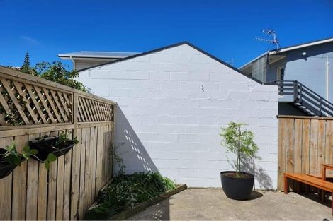 Photo of property in 3/131 Queens Drive, Lyall Bay, Wellington, 6022