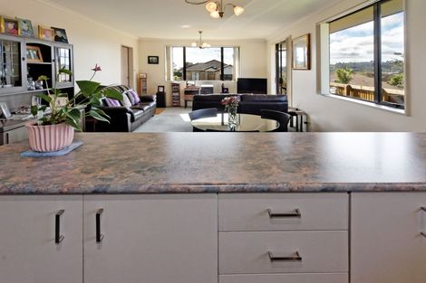 Photo of property in 2 Plumstead Rise, Glen Eden, Auckland, 0602