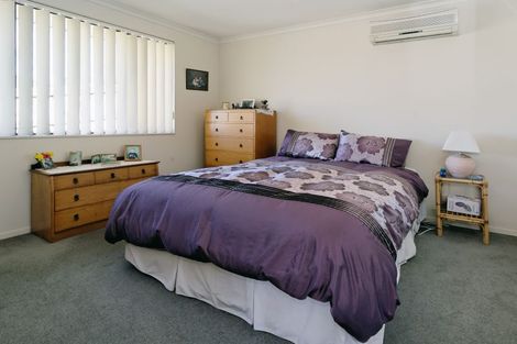 Photo of property in 2 Plumstead Rise, Glen Eden, Auckland, 0602
