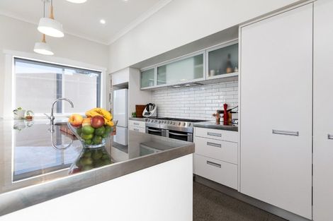 Photo of property in 92 Tukapa Street, Westown, New Plymouth, 4310