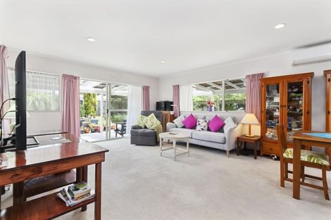 Photo of property in 33 Settlers Grove, Orewa, 0931